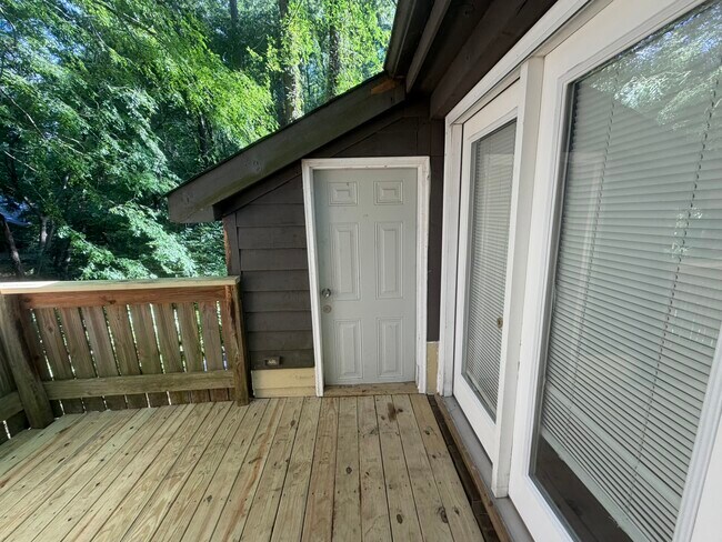 Building Photo - 4832 Hollenden Dr