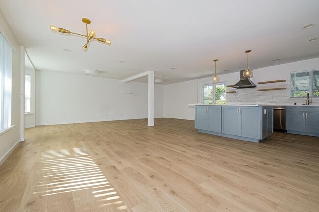 Building Photo - Warm and Welcoming 3 Bedroom in Prime Seattle Location