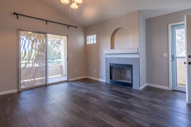 Building Photo - SPECTACULAR 2BED/2BATH CONDO IN HENDERSON!