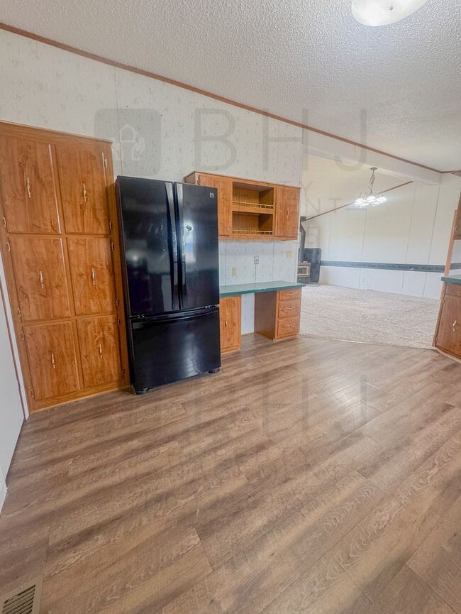 Building Photo - Dog Friendly, 3 Bed/ 2 Bath SFH