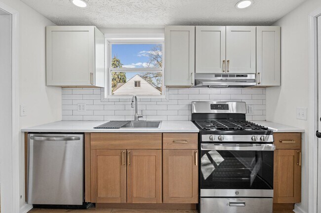 Building Photo - COMPLETELY RENOVATED 4BR HOME - MOVE-IN SPECIAL