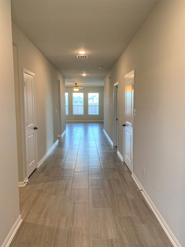 Building Photo - Large Single Level 4-bedroom in Oak Creek ...