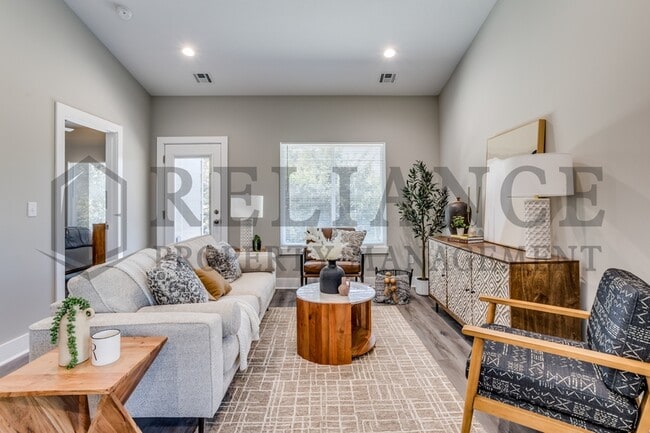 Building Photo - 4930 N Vassar Ave