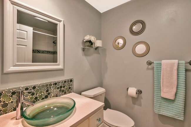 Building Photo - Spacious 3 Bed, 2.75 Bath Seward Park Home!