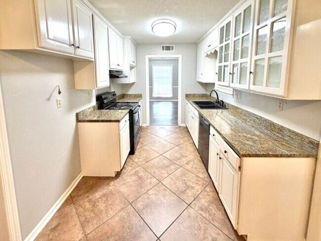 Building Photo - Fantastic 4 Bedroom 2 Bath Home with Office Space In Bartlett