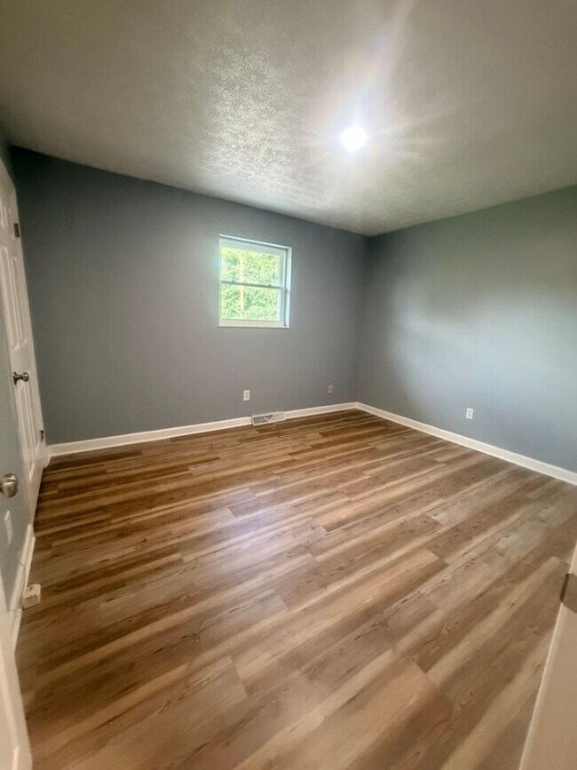 Building Photo - Spacious Maryville City Rental with Finished Basement & Lawn Care Included!