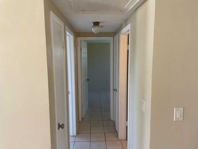 Building Photo - Cozy 3-Bedroom Home on a Corner Lot in Hol...