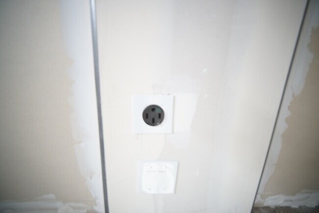 Building Photo - brand-new, never-before-lived-in 3-bedroom, 2-bathroom home with solar!