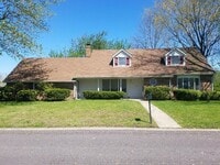 Building Photo - 302 Salem St