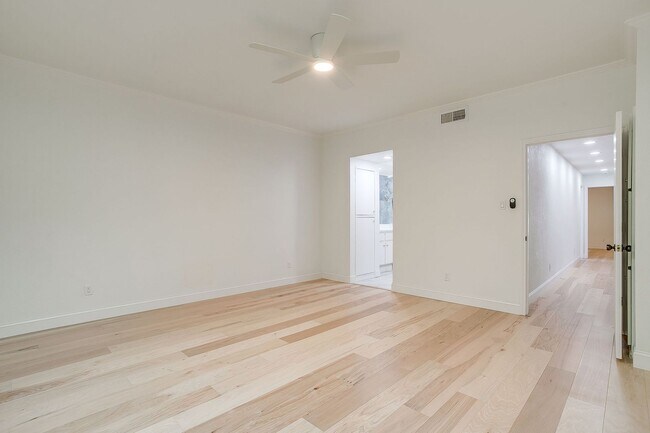 Building Photo - Easy Townhouse Living