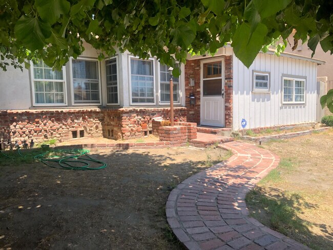 Primary Photo - 3715 W Victory Blvd