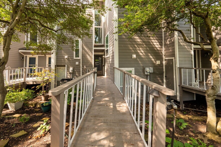 Building Photo - 300 Rush Creek Dr