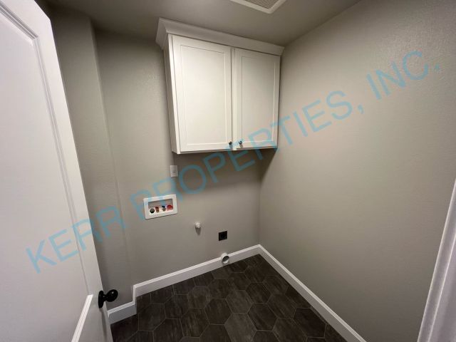 Building Photo - 3 bd / 2.5 Bth - Gas Fireplace - Central A/C - Attached Garage - Pet Friendly!