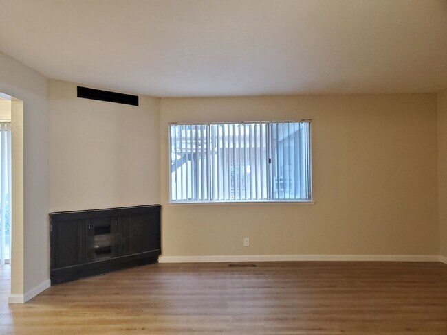 Building Photo - El Zuparko5828