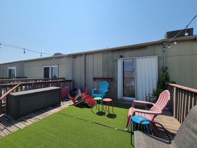 Building Photo - Two bedrooms two 1/2 bath townhome on Galv...