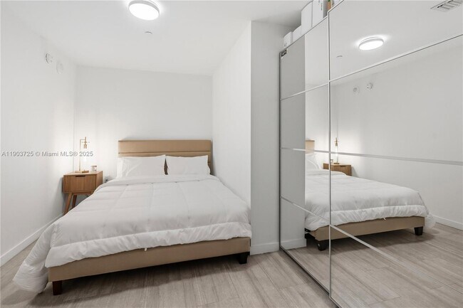 Building Photo - 1000 Brickell Plaza