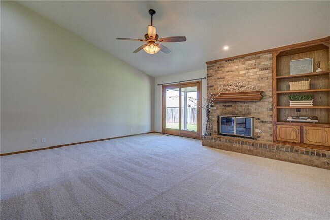 Building Photo - 2109 Shamrock Dr