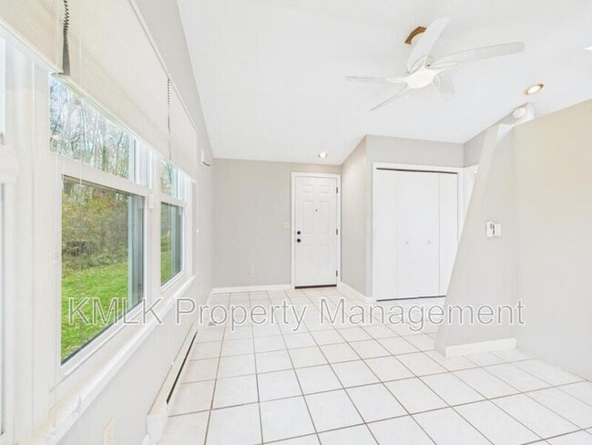 Building Photo - 874 Pleasant St