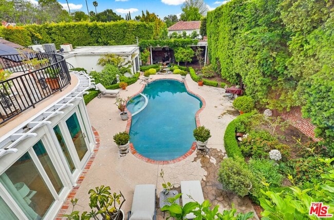 Building Photo - 516 S Rimpau Blvd