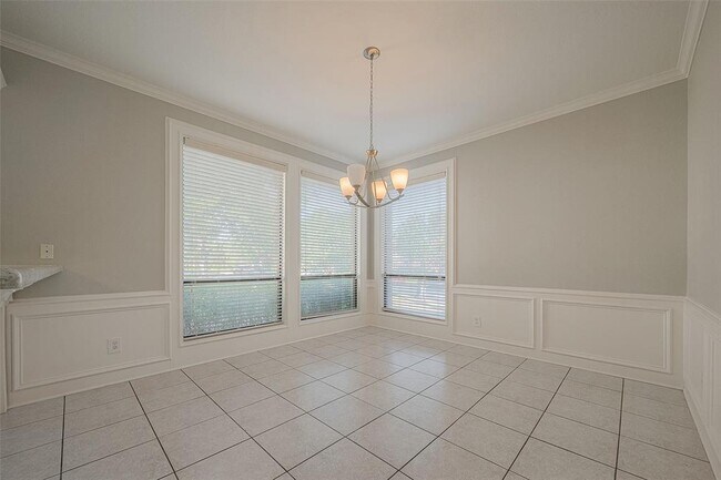 Building Photo - 15714 Sylvan Lake Dr
