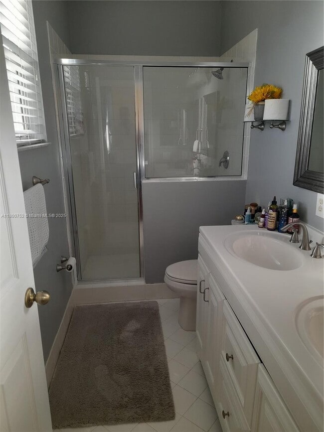 Building Photo - 2402 NE 41st Pl