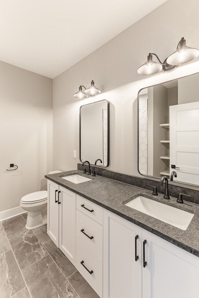 Building Photo - 592 River Watch Way