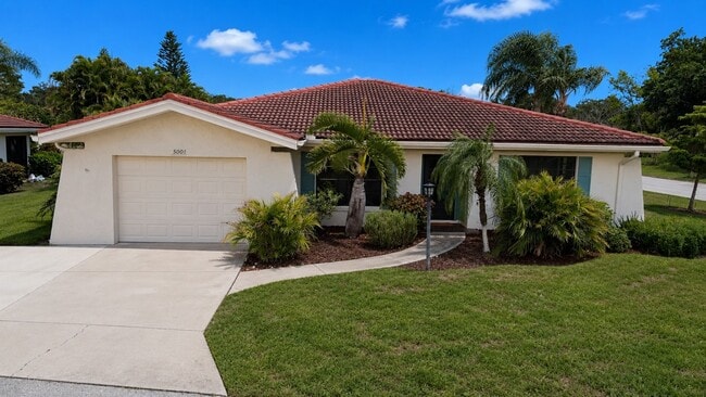 Building Photo - 5001 Vivienda Way
