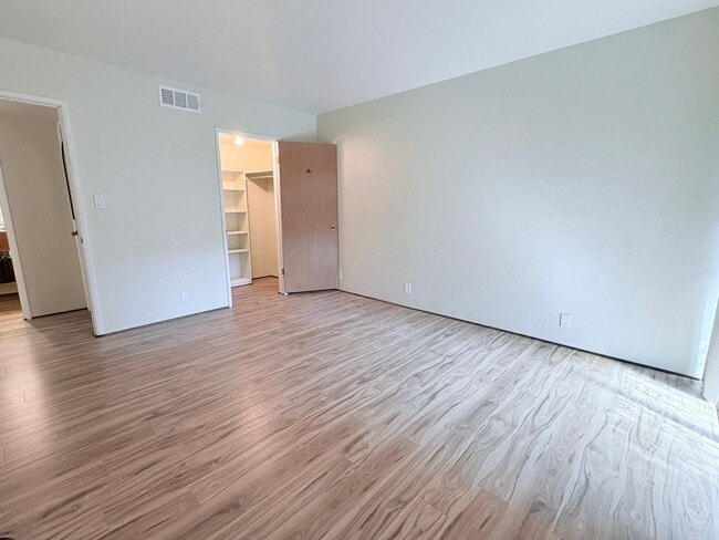 Building Photo - Lovely 2 Bedroom and 2 Bathroom Condo w/ Den! Lots of Space! *SPECIAL OFFER 1/2 Off First Month's...