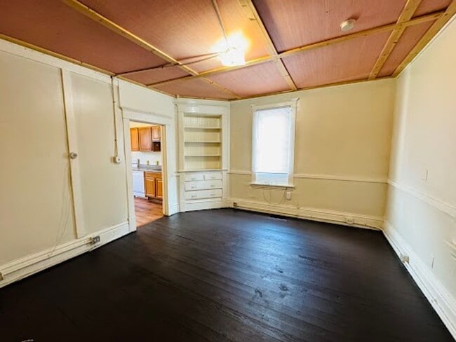 Building Photo - 3 Bedroom/ 1.5 Bathroom House -Near WVU Ma...