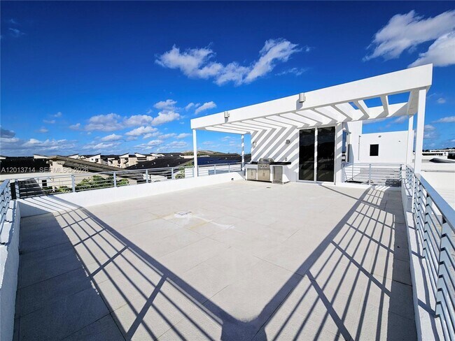Building Photo - 10289 NW 75th Terrace