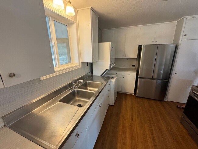 Building Photo - Newly Remodeled Lahaina Main House