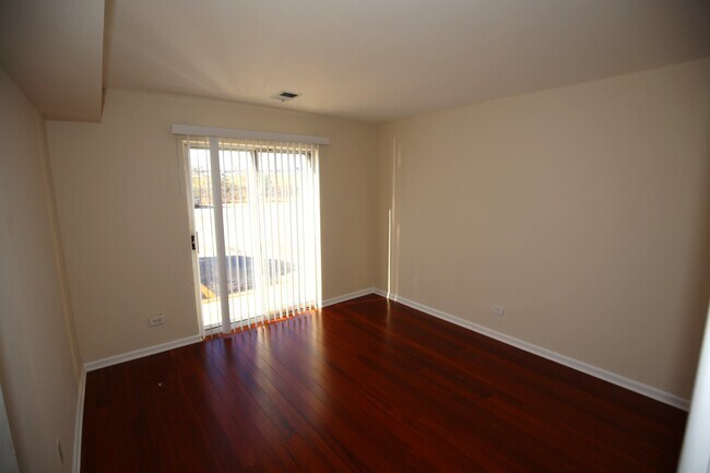 Building Photo - 9460 Bay Colony Dr