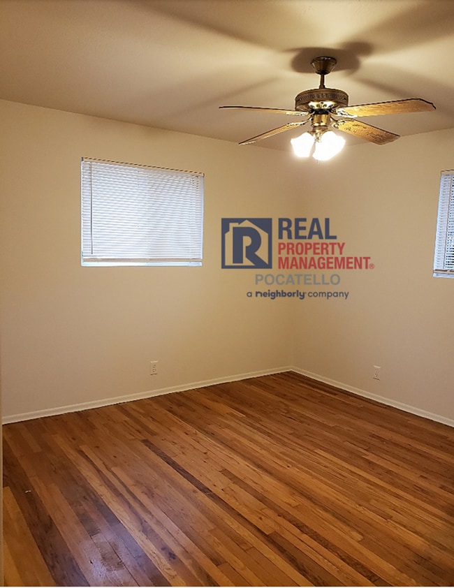Building Photo - 3 Bedroom 1 Bath Home - 1 car garage - PET...