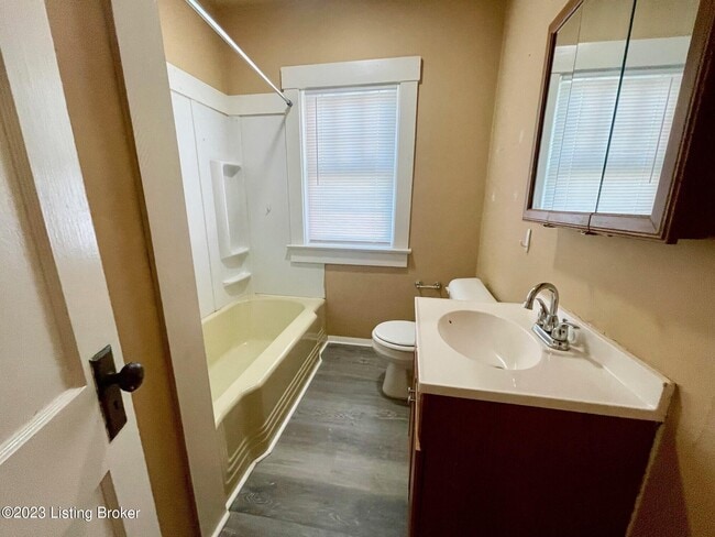 Building Photo - 2015 E Oak St