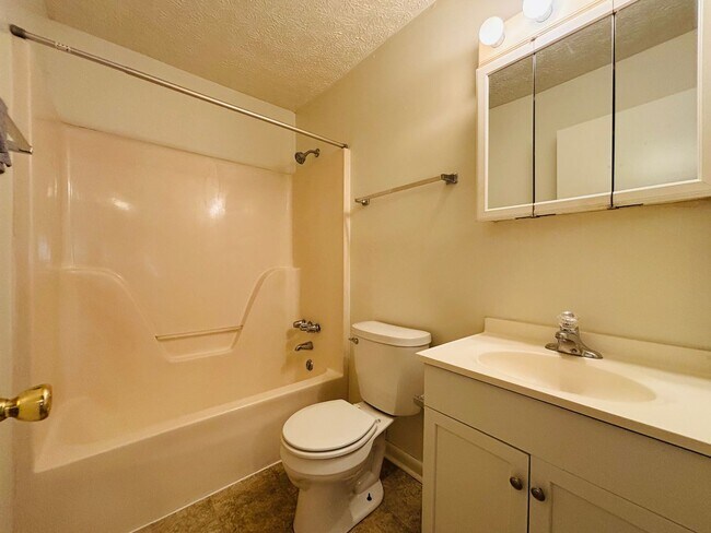 Building Photo - 3 Bedroom, 2 Bath Apartment