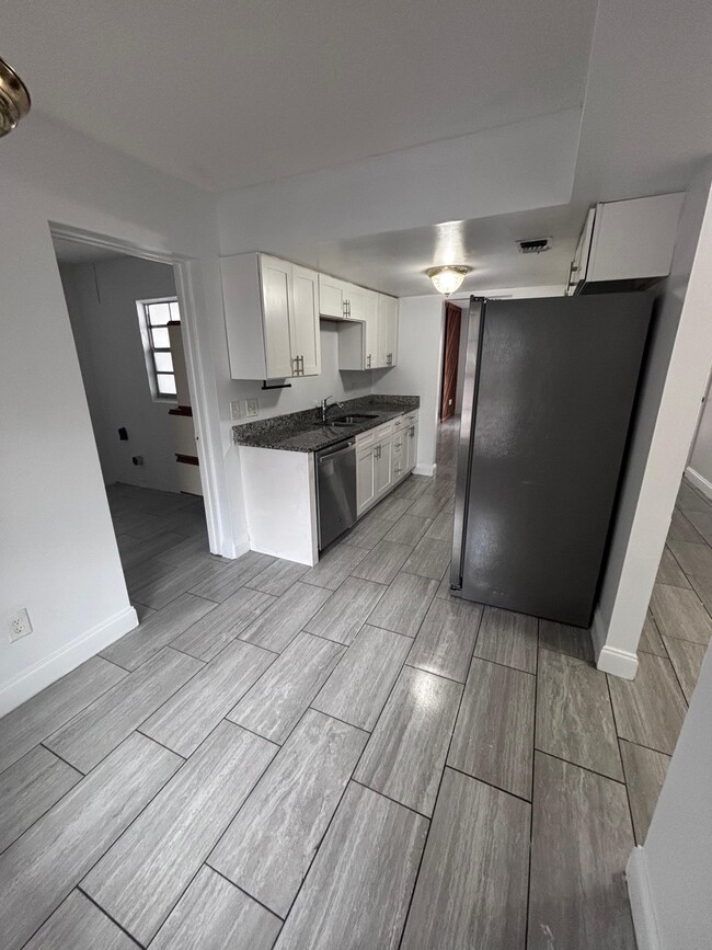 Building Photo - 4825 Lighthouse Cir