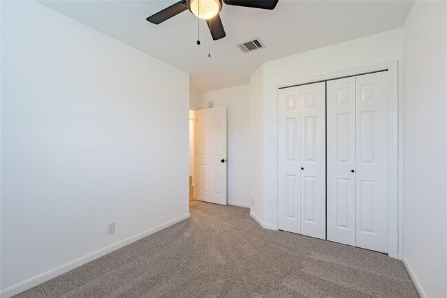 Building Photo - 906 Moon Glow Dr