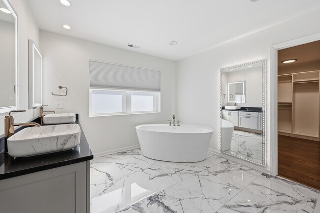 Building Photo - 4530 E Fairfax Ave