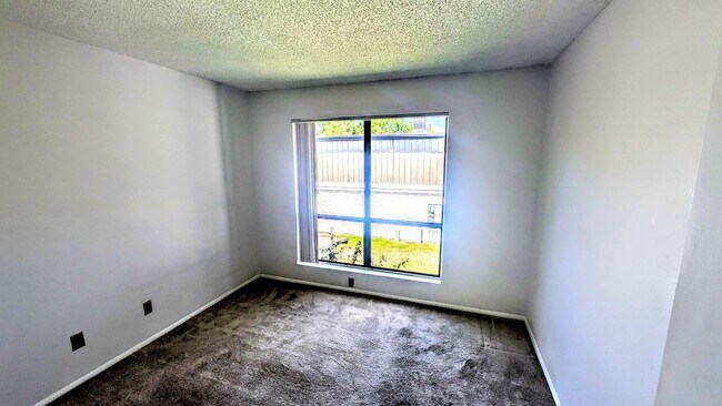 Building Photo - Annual UNfurnished 3-bedroom, 2/ 1/2 bathr...