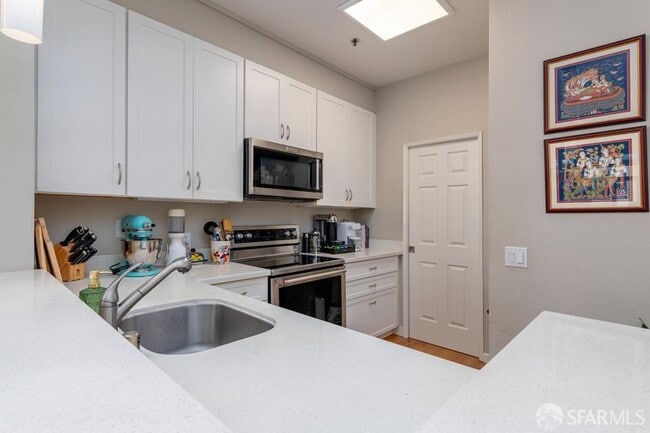 Building Photo - 2075 Sutter St