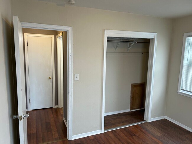 Building Photo - Upper level 1 Bedroom in W St Paul!! Move ...