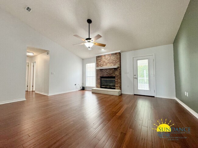 Building Photo - Stunning South Crestview Home with many Custom Details!