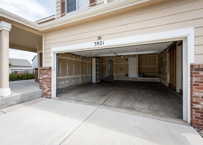 Building Photo - Lovely Home on East Side Near Military bas...