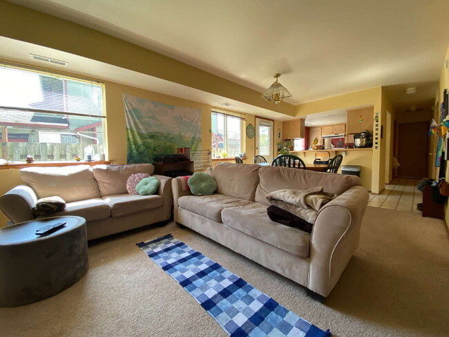 Building Photo - Spacious 3-Bedroom Duplex-Home in Roosevel...