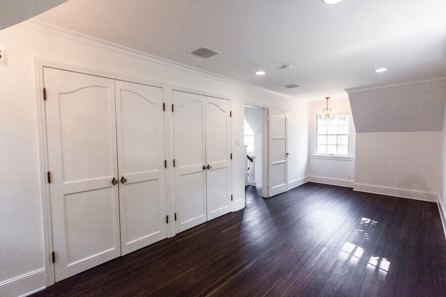 Building Photo - 3915 Benedict Canyon Dr