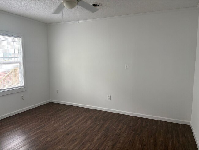 Building Photo - 1605 High St