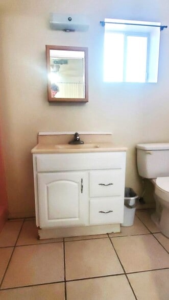 Building Photo - 822 W Rocalla Ave