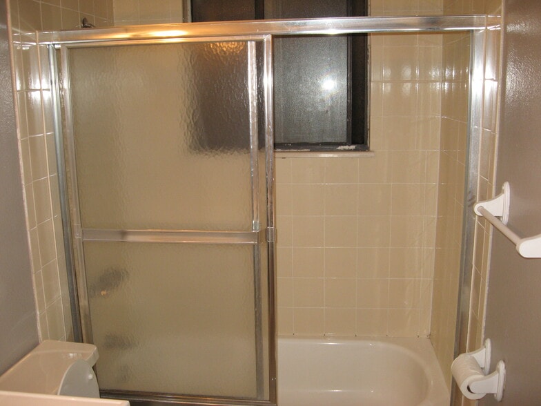 Building Photo - 670 Voiles Pl