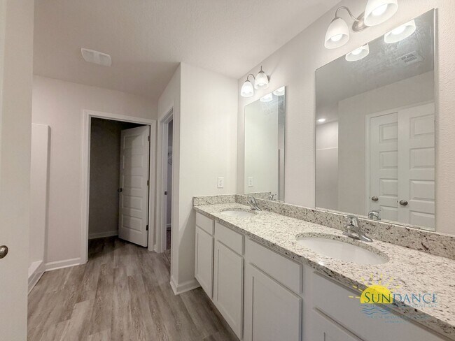 Building Photo - Spacious 5-Bedroom Home in Plantation Woods, East Milton!