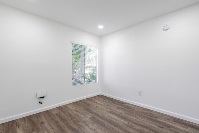 Building Photo - 18350 Hatteras St